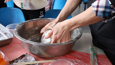 正月十五鬧元宵，歡歡喜喜包湯圓